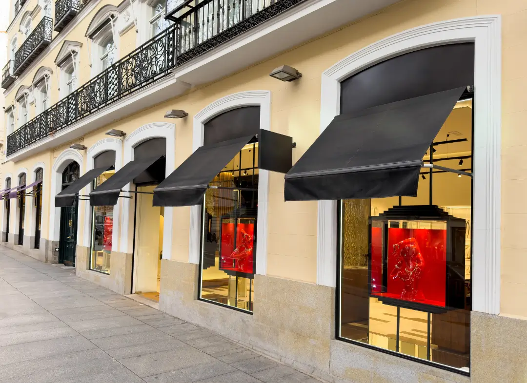 Façade vitrine de magasin en aluminium sur mesure à Venanson
